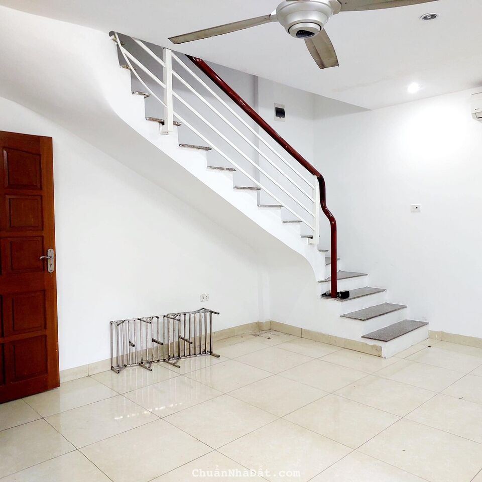 BÁN NHÀ DÂN XÂY NGUYỄN SƠN_LONG BIÊN 6.1 TỶ 31m,3 TẦNG, MT 6m, Ô TÔ , GẦN PHỐ.