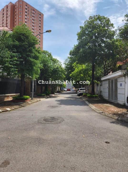 Cần bán gấp BT2 khu ĐTM Nghĩa Đô Hoàng Quốc Việt DT 300m2 x 4T MT 16m giá 73.5 tỷ Cần bán gấp BT2 khu ĐTM Nghĩa Đô Hoàng Quốc Việt DT 300m2 x 4T MT 16m giá 73.5 tỷ