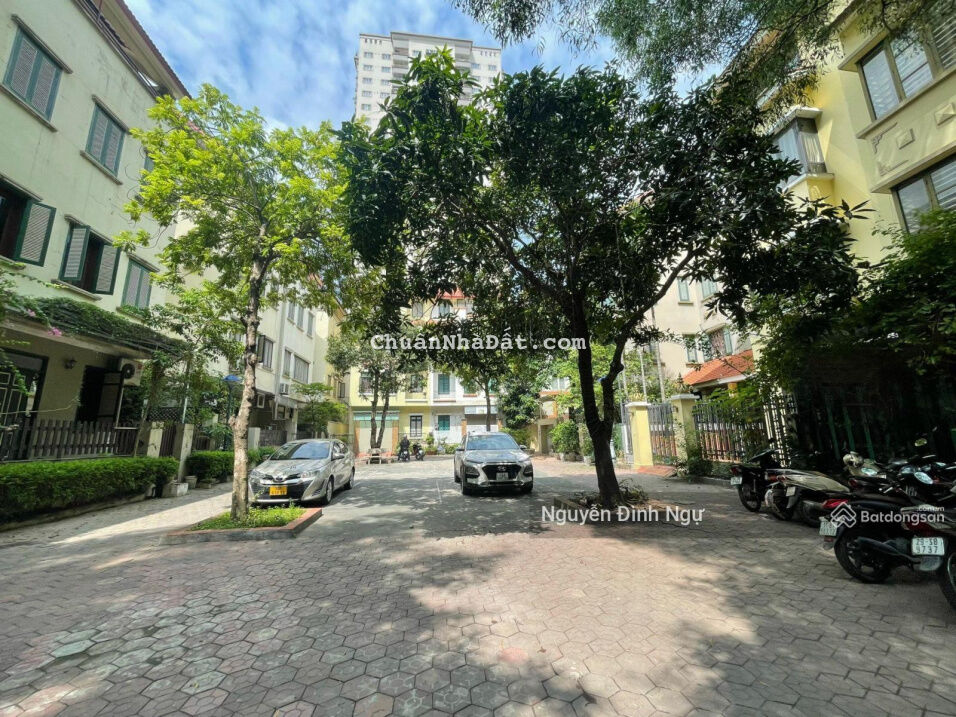 Bán biệt thự vip khu Nguyễn Chánh - Big C Cầu Giấy 133m2x4T, 4 Mặt thoáng đẹp, sân rộng giá 36 tỷ Bán biệt thự vip khu Nguyễn Chánh - Big C Cầu Giấy 133m2x4T, 4 Mặt thoáng đẹp, sân rộng giá 36 tỷ