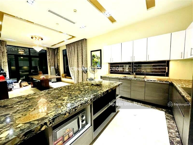 Bán biệt thự trung tâm Cầu Giấy gần công viên 190m2. MT 15m. Full nội thất cao cấp. Nhỉnh 50 tỷ