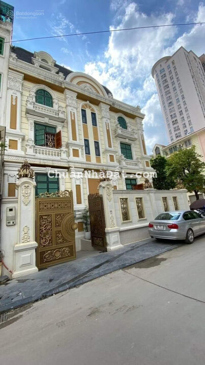 Bán gấp BT khu đô thị mới Dịch Vọng. Diện tích 220m2 x 3 tầng. MT 9m giá 57 tỷ có thương lượng Bán gấp BT khu đô thị mới Dịch Vọng. Diện tích 220m2 x 3 tầng. MT 9m giá 57 tỷ có thương lượng