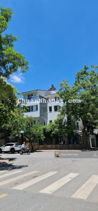 Bán BT lô góc mặt phố Trương Công Giai - Dịch Vọng - 300m2 - MT 30m - 88 tỷ Bán BT lô góc mặt phố Trương Công Giai - Dịch Vọng - 300m2 - MT 30m - 88 tỷ