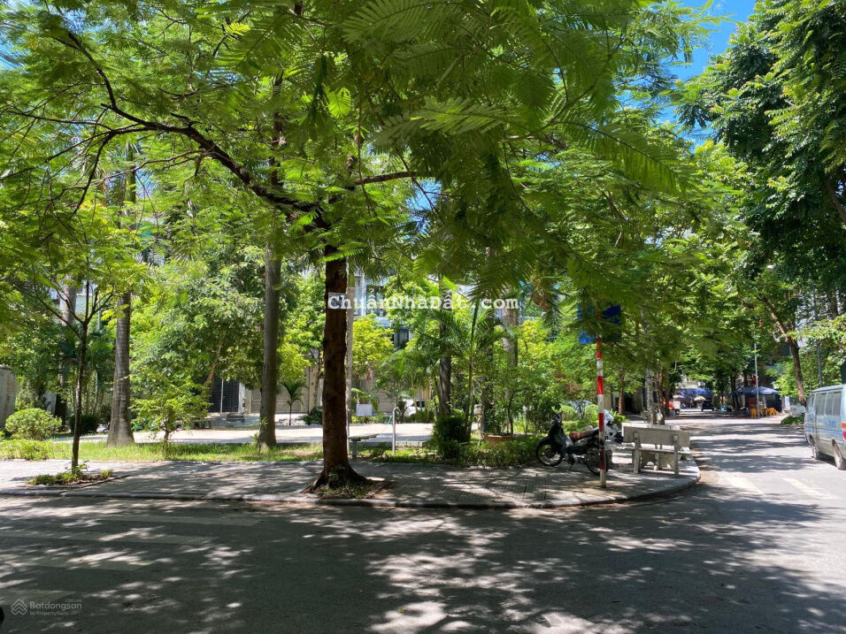 Bán Biệt Thự Văn Phú, Hà Đông, Vị Trí Đẳng Cấp, DT 200m2, 4 Tầng, MT 10m, Giá 23,5 Tỷ.