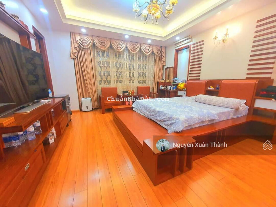 Giảm sốc 5 tỷ bán gấp biệt thự vip KĐT Việt Hưng, lô góc, thang máy xịn xò, DT 245m2, nhỉnh 42 tỷ