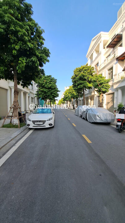 Bán liền kề San Hô mái cao vị trí đẹp gần công viên đường thông hè thoáng. 67.5m2 ngang 5m. Nhà thô