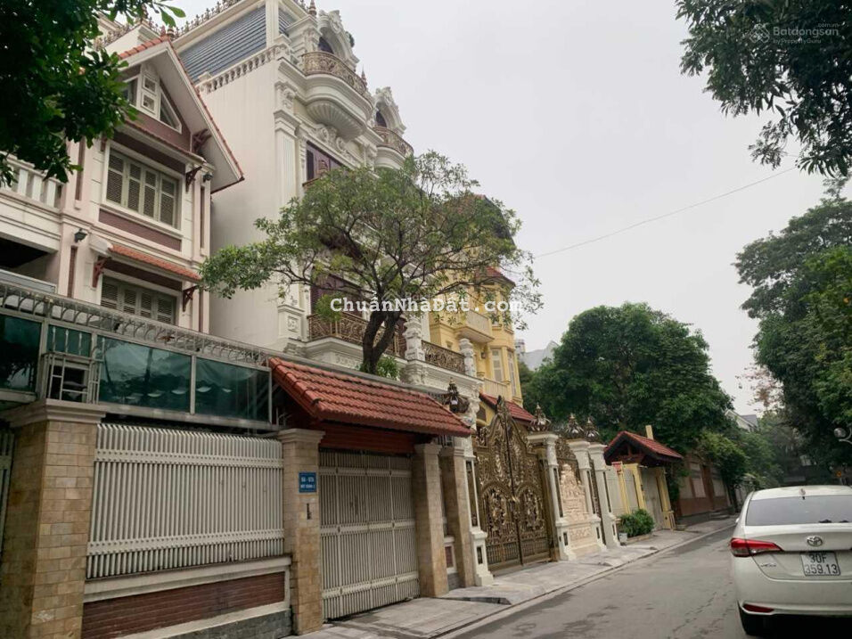 Bán gấp biệt thự 210m2 khu đô thị Mỹ Đình, mặt tiền 10m, 4 mặt thoáng, vỉa hè ô tô đỗ, giá 38 tỷ