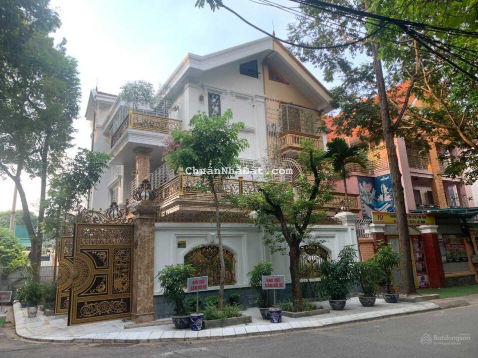 Bán gấp biệt thự 210m2 khu đô thị Mỹ Đình, mặt tiền 10m, 4 mặt thoáng, vỉa hè ô tô đỗ, giá 38 tỷ