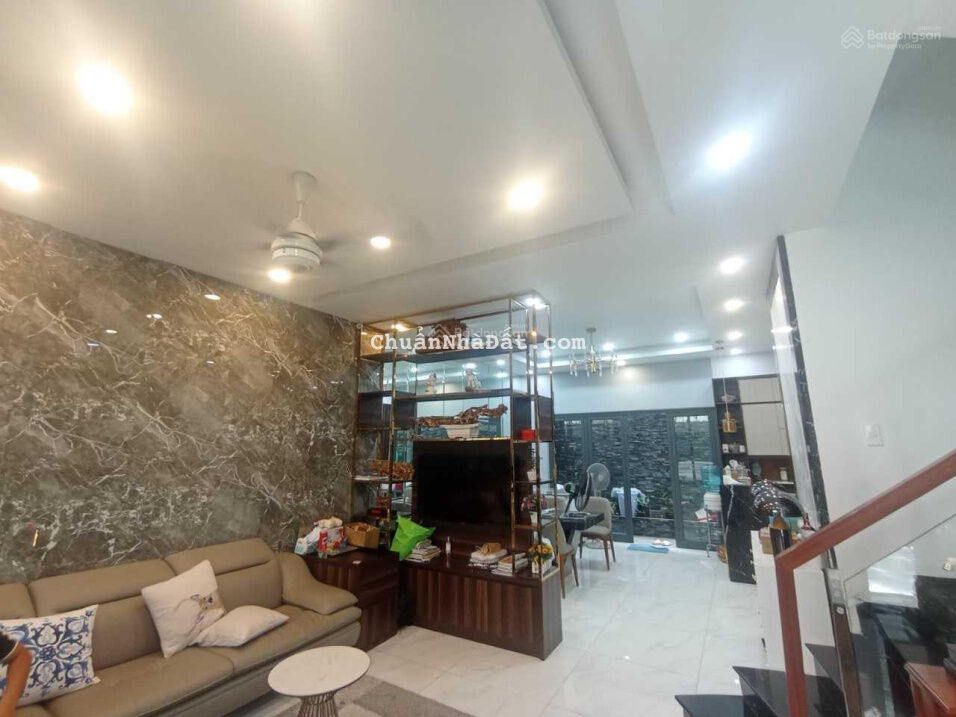 Biệt thự đẳng cấp Hoa Phượng DT 8 X 18 - Hầm 4 Tầng - nội thất cao cấp - giá chỉ 40 tỷ