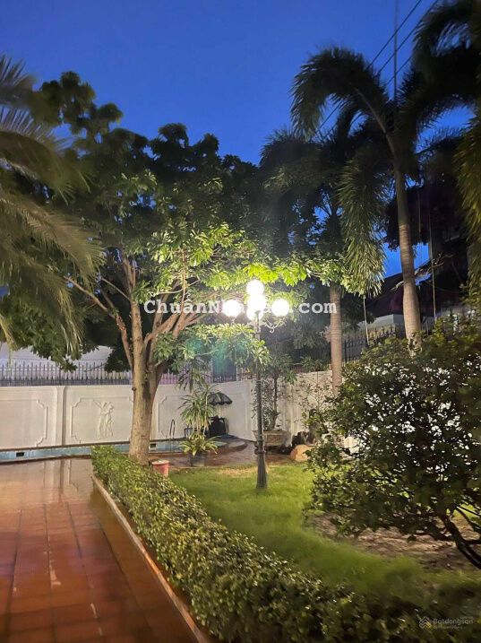 Bán nhanh biệt thự sân vườn, hồ bơi đẹp mặt tiền khu Thảo Điền - Q2, DT: 560m2(23x24) giá: 79 tỷ