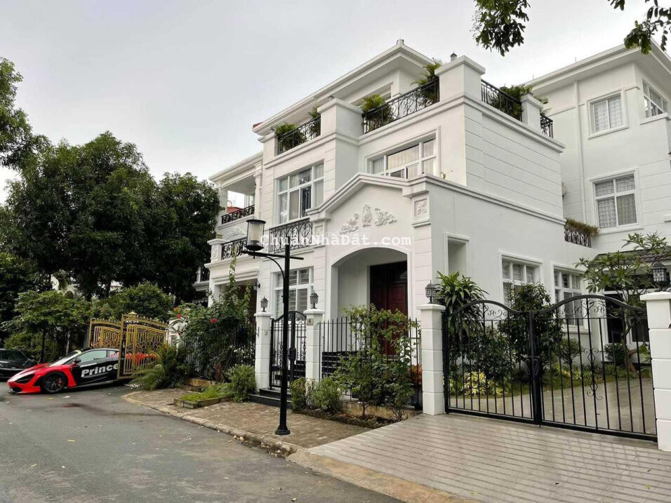 Gia đình tôi cần bán biệt thự Pháp trung tâm, Phường 6 - 7, Quận 3. DT 10x15m, 3 lầu, giá 32.9 tỷ