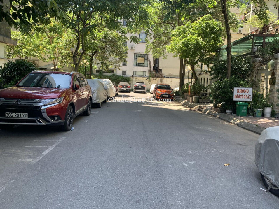 Bán biệt thự phân lô ô tô chạy vòng quanh, khu ít nhà sống yên tĩnh văn minh. 180m2, mặt tiền 9.6m Bán biệt thự phân lô ô tô chạy vòng quanh, khu ít nhà sống yên tĩnh văn minh. 180m2, mặt tiền 9.6m