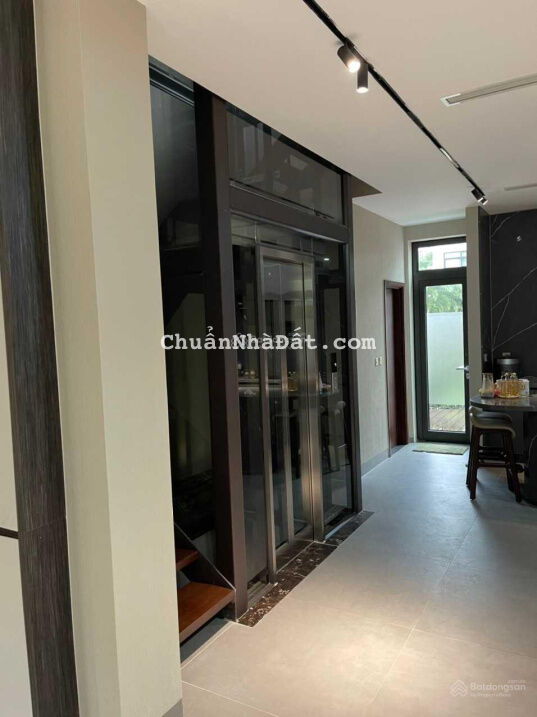 Bán gấp biệt thự vườn H10 Starlake Tây Hồ 44 tỷ 132m2 xây 4 tầng mới thang máy, giá rẻ nhất dự án