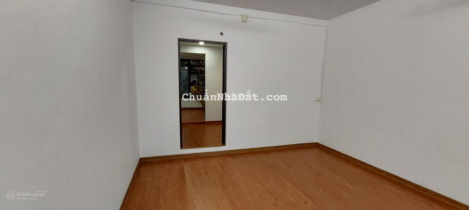 Chỉ 1.65 tỷ có ngay căn hộ tập thể 2 phòng, trung tâm quận Ba Đình, để lại toàn bộ nội thất