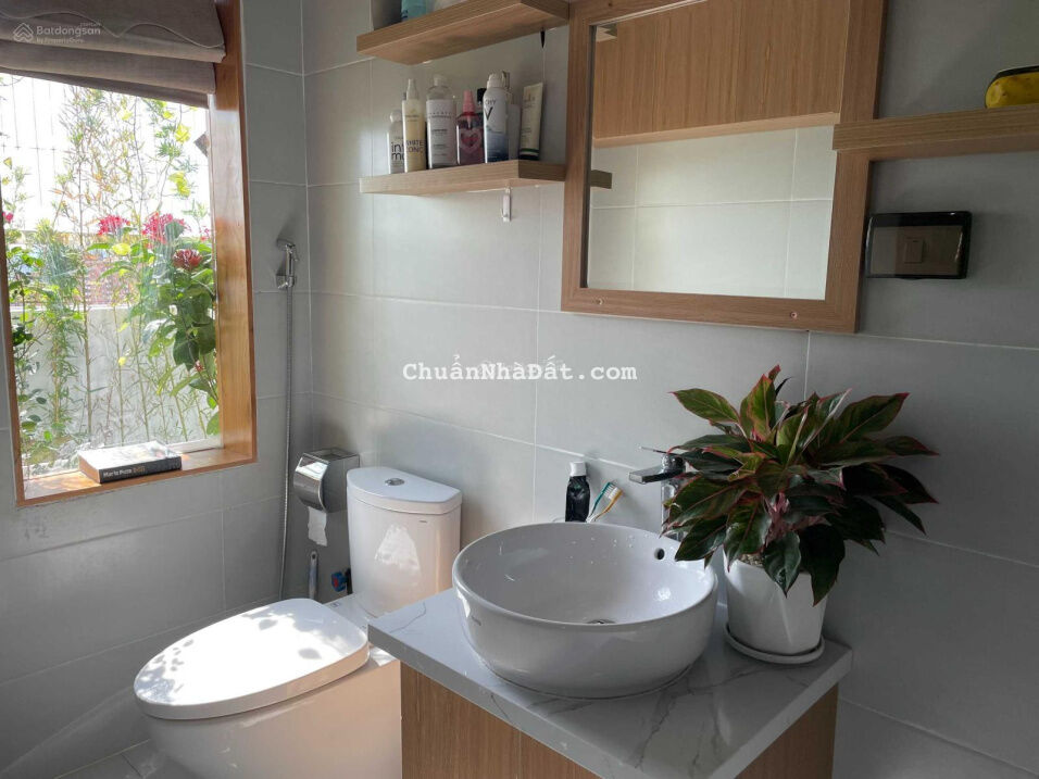 Bán căn hộ chung cư 140m2 Hoàng Quốc Việt, 3 ngủ, 3WC an ninh tuyệt đối, ở sướng chỉ nhỉnh 5 tỷ