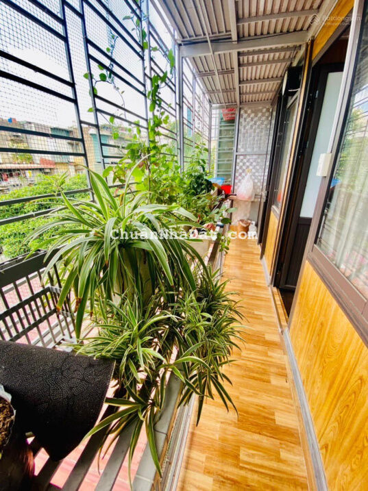 Có 102 tập thể Hào Nam nhà rộng - 3 ngủ - đầy đủ công năng - ô tô- cạnh phố - về ở luôn giá 2.15 tỷ