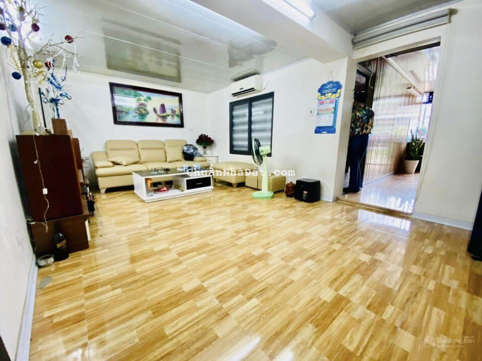 Có 102 tập thể Hào Nam nhà rộng - 3 ngủ - đầy đủ công năng - ô tô- cạnh phố - về ở luôn giá 2.15 tỷ