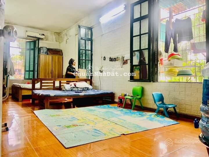 Tập thể vip Kim Liên lô góc - 2 mặt thoáng - ô tô đỗ cầu thang - giá 1.9 tỷ