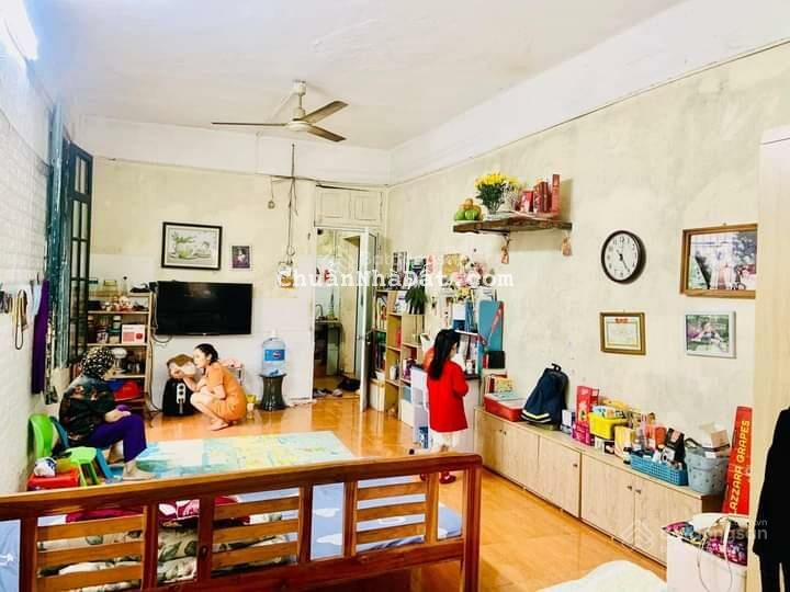 Tập thể vip Kim Liên lô góc - 2 mặt thoáng - ô tô đỗ cầu thang - giá 1.9 tỷ