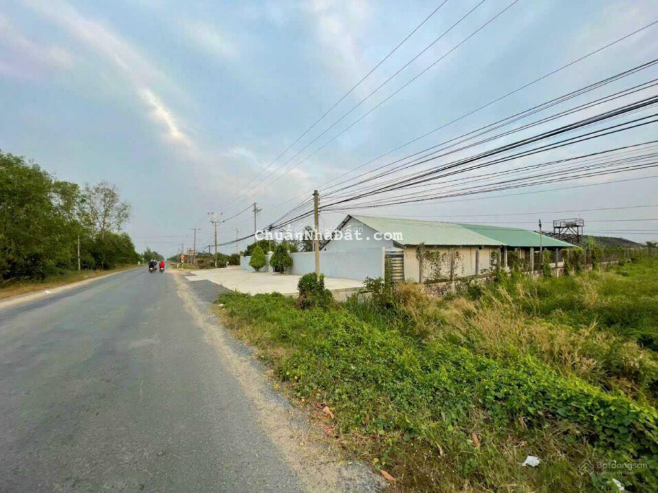 Mặt tiền nhựa đất đã sang lắp sẵn tường rào bao quanh có kho nhỏ điện nước sẵn giá rẻ nhất khu vực