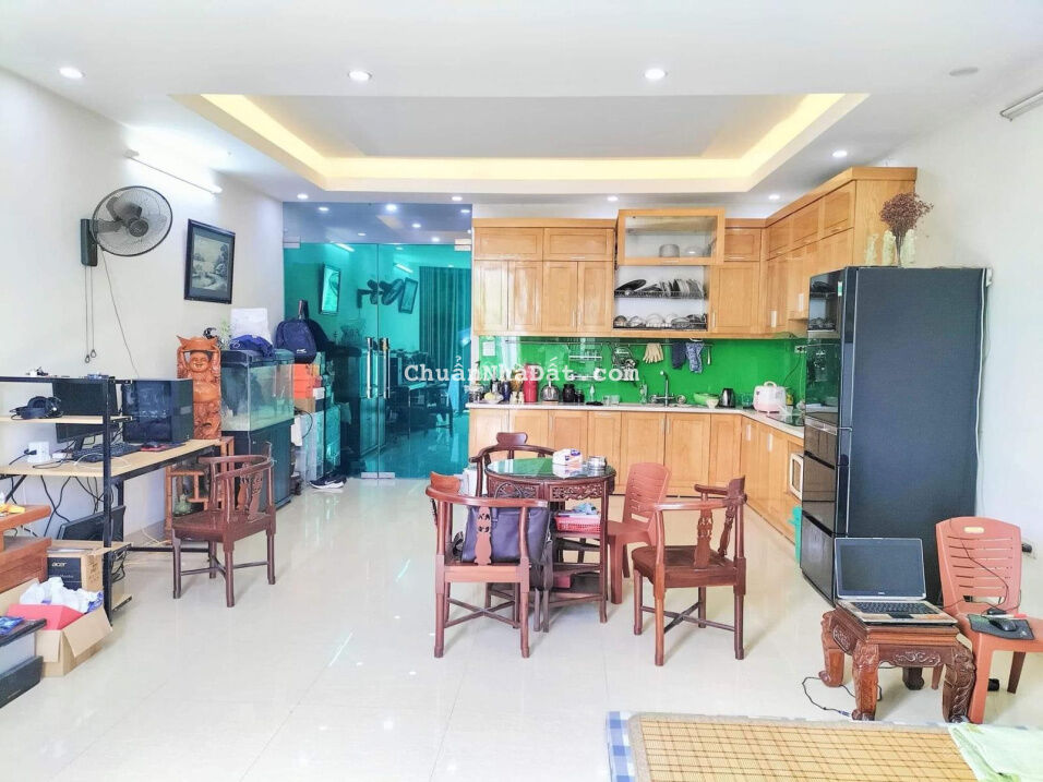 Bán nhà mặt phố Võ Chí Công. Giá rẻ, dòng tiền 35tr/ tháng, vỉa hè 9m, diện tích 79m2, mặt tiền 7m