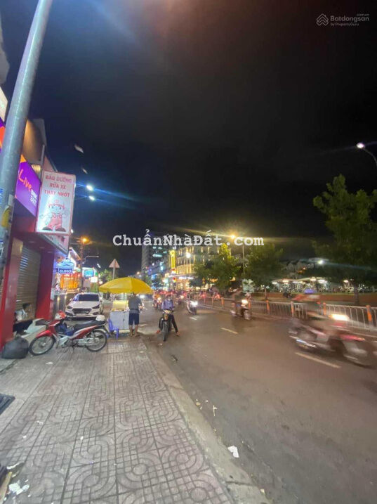 Mặt tiền Phan Văn Trị đối diện Emart 5m x 20m 3 tầng