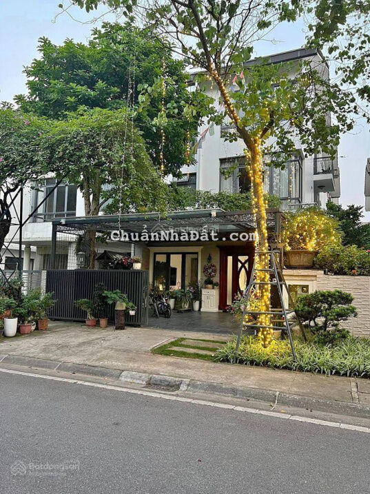 Biệt thự mặt phố Nguyễn Du 268m2 x MT 8m, vỉa hè 2 chiều ô tô, pháp lý sạch