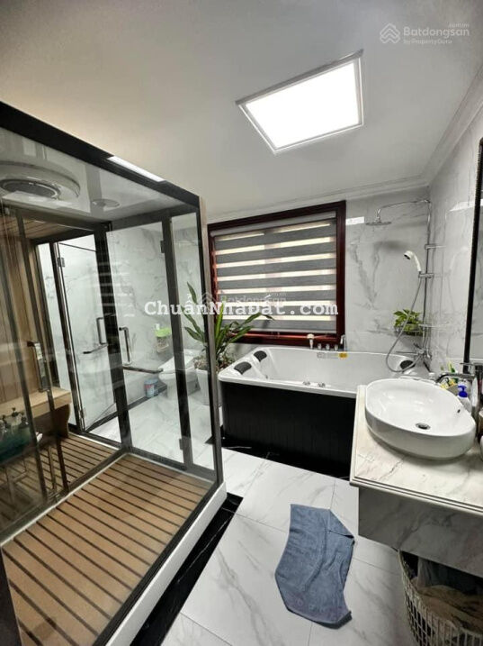 Bán biệt thự 250m2 mặt phố Ngô Văn Sở, dân trí rất cao, ô tô 2 chiều, vỉa hè rộng