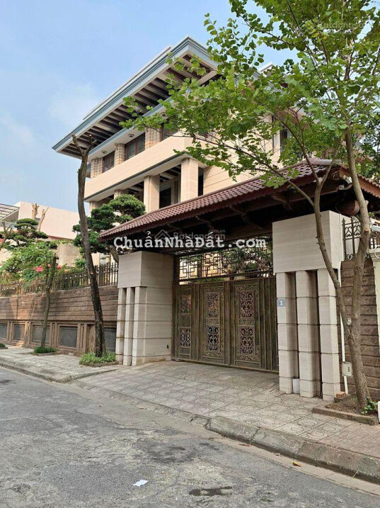 Bán biệt thự 250m2 mặt phố Ngô Văn Sở, dân trí rất cao, ô tô 2 chiều, vỉa hè rộng