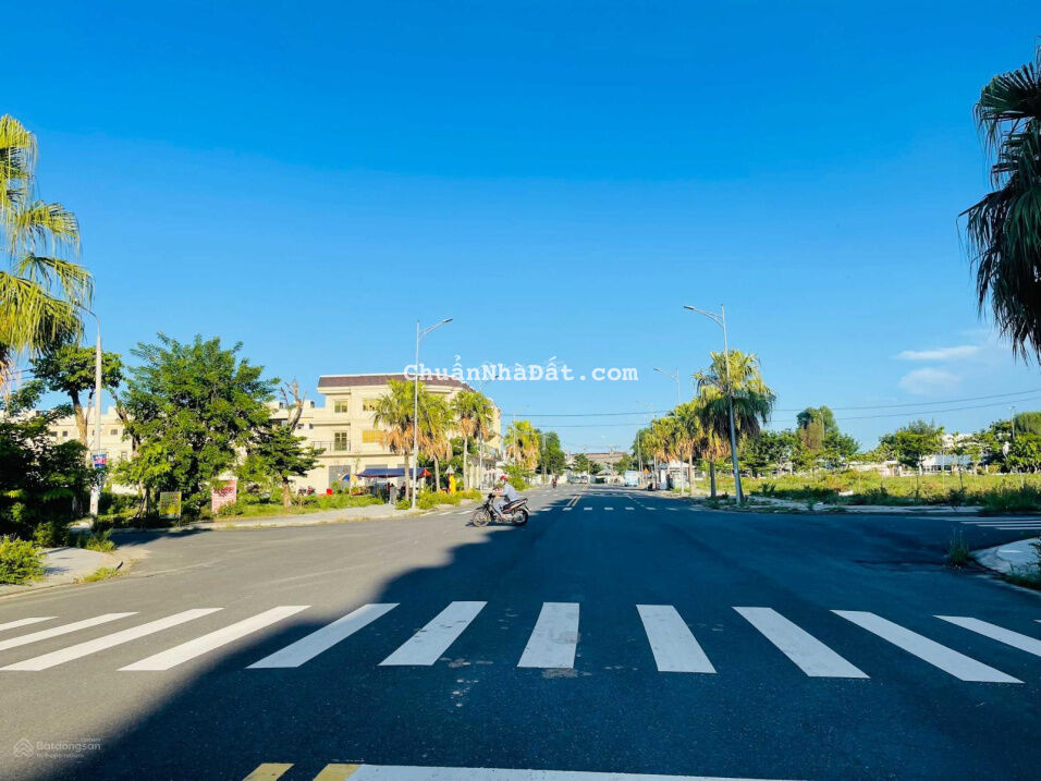 Cần bán nhà 3 tầng trục đường 15m lề mỗi bên 5m tại KĐT Lakeside full ngoại thất chỉ 4 tỷ bán nhanh