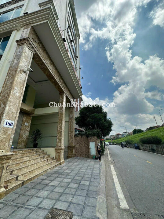 Bán tòa nhà văn phòng mặt phố Long Biên, nở hậu, gần cầu Trương Dương