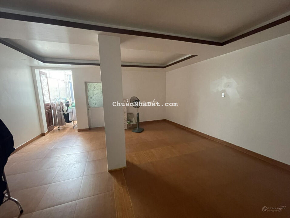 Mặt đường Dư Hàng 148,5m2, ngang 4,9m, nở hậu 6,25m có nhà 2 tầng, vỉa hè gần 5m Mặt đường Dư Hàng 148,5m2, ngang 4,9m, nở hậu 6,25m có nhà 2 tầng, vỉa hè gần 5m