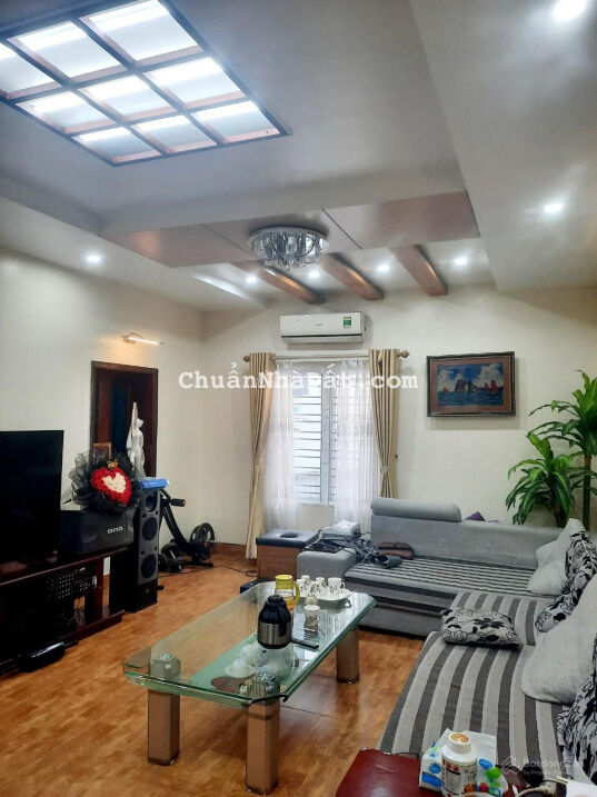 Do có nhu cầu chuyển công tác, chị mình bán căn nhà mặt đường Trại Lẻ. Ô tô vào nhà. Vị trí đẹp