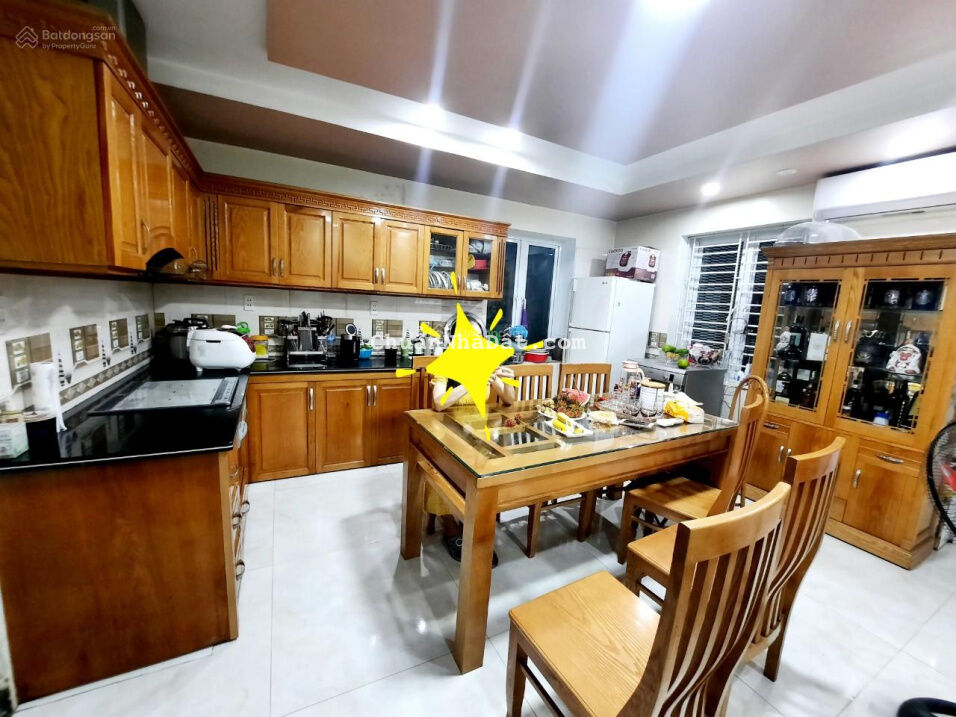 Do có nhu cầu chuyển công tác, chị mình bán căn nhà mặt đường Trại Lẻ. Ô tô vào nhà. Vị trí đẹp