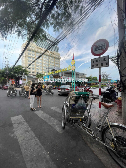 Bán nhà mặt đường Hùng Vương, đối diện Chợ Đêm, cách Biển 100m, giá chỉ 350tr/m2. LH 0977681668