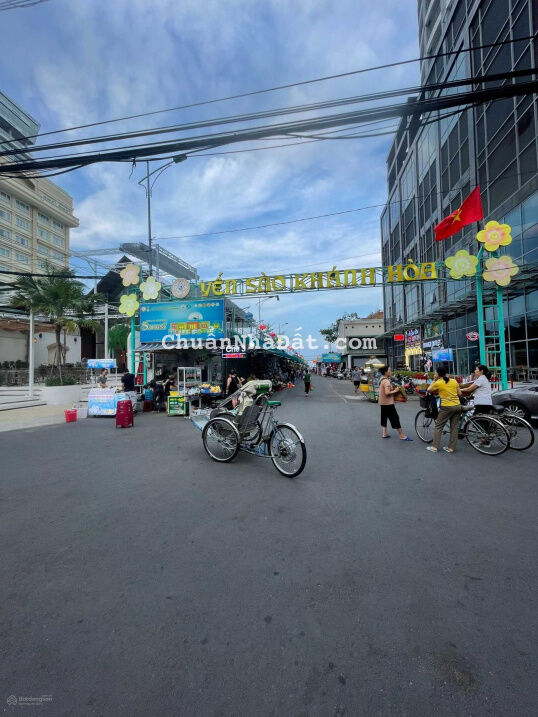 Bán nhà mặt đường Hùng Vương, đối diện Chợ Đêm, cách Biển 100m, giá chỉ 350tr/m2. LH 0977681668