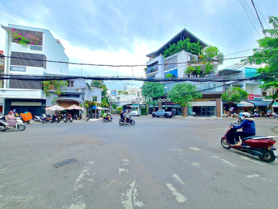 Nhà 5 tầng siêu đẹp góc 2 mặt tiền trung tâm phố Nhà 5 tầng siêu đẹp góc 2 mặt tiền trung tâm phố