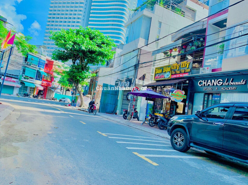 Góc 2 mặt tiền 3 tầng trung tâm phố gần biển