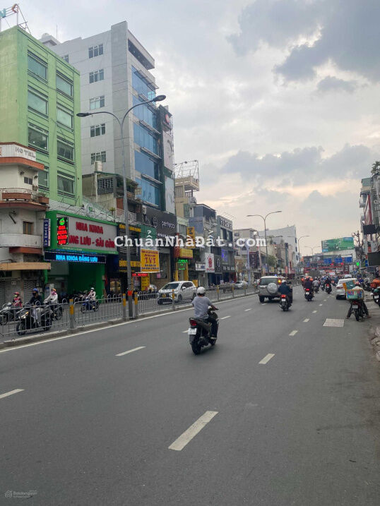 Bán nhà mặt phố đường Phan Đăng Lưu, Phú Nhuận, DT 10x30m giá chỉ 119 Tỷ