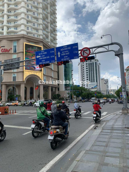 Bán nhà mặt tiền Đường Huỳnh văn Bánh, P11, Quận Phú Nhuận (15x 22m) nhà cấp 4 tiện xây mới