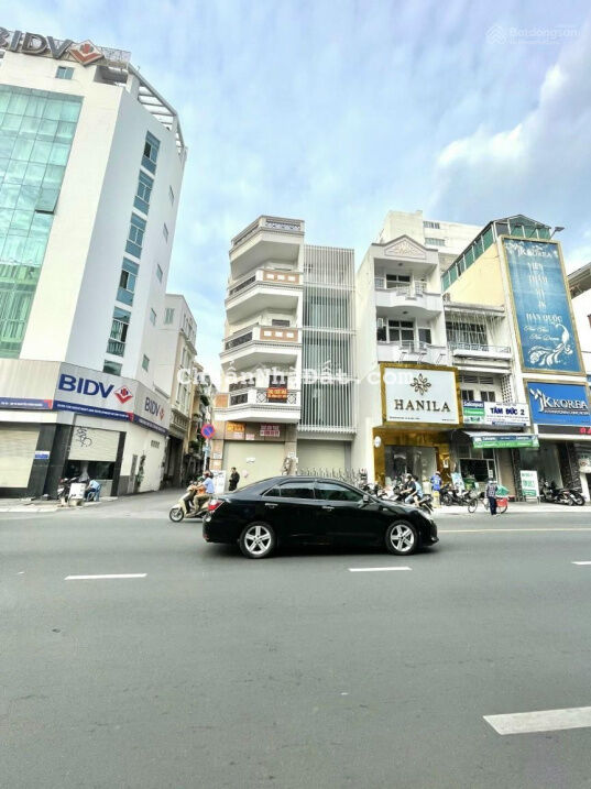 Bán nhà SIÊU VỊ TRÍ Hai Bà Trưng, P.TĐ, Quận 1. DT: 8,8x20m, 2 lầu cũ. Cần bán 80 tỷ. LH 0932071249