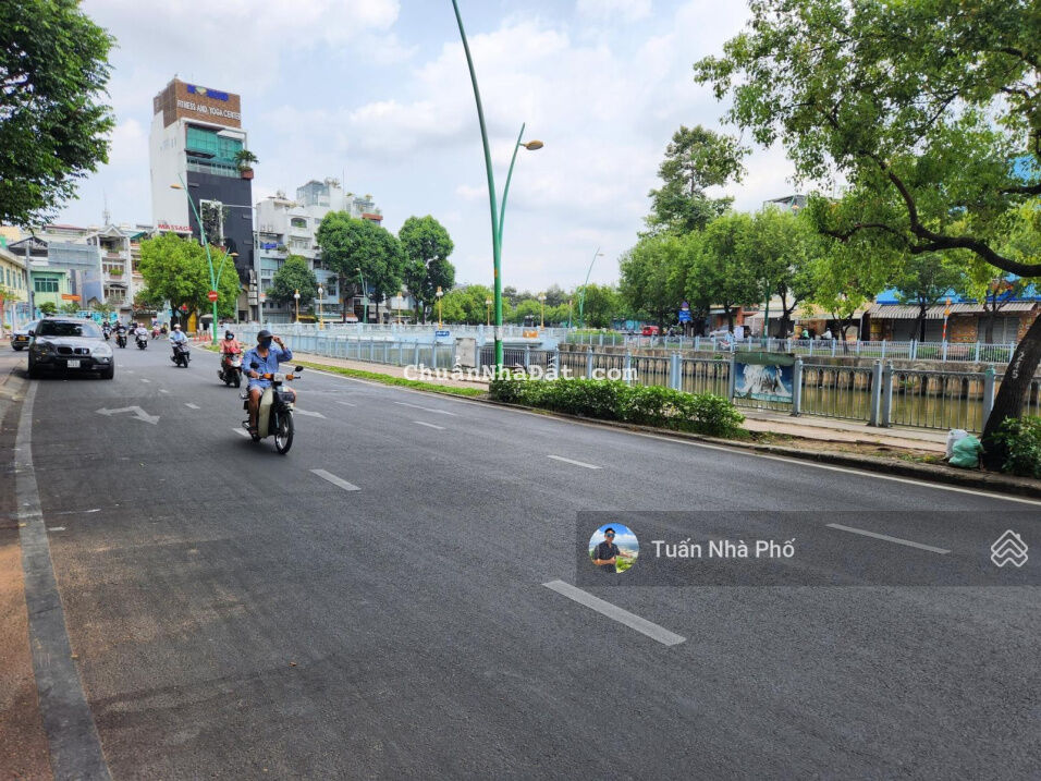 Bán nhà Mặt Tiền Trường Sa P13 Quận 3 - 56m2 - Mặt tiền gần 10m - Vỉa hè 3m, view cây xanh mát mẻ