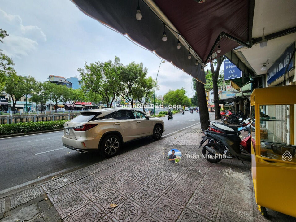 Bán nhà Mặt Tiền Trường Sa P13 Quận 3 - 56m2 - Mặt tiền gần 10m - Vỉa hè 3m, view cây xanh mát mẻ