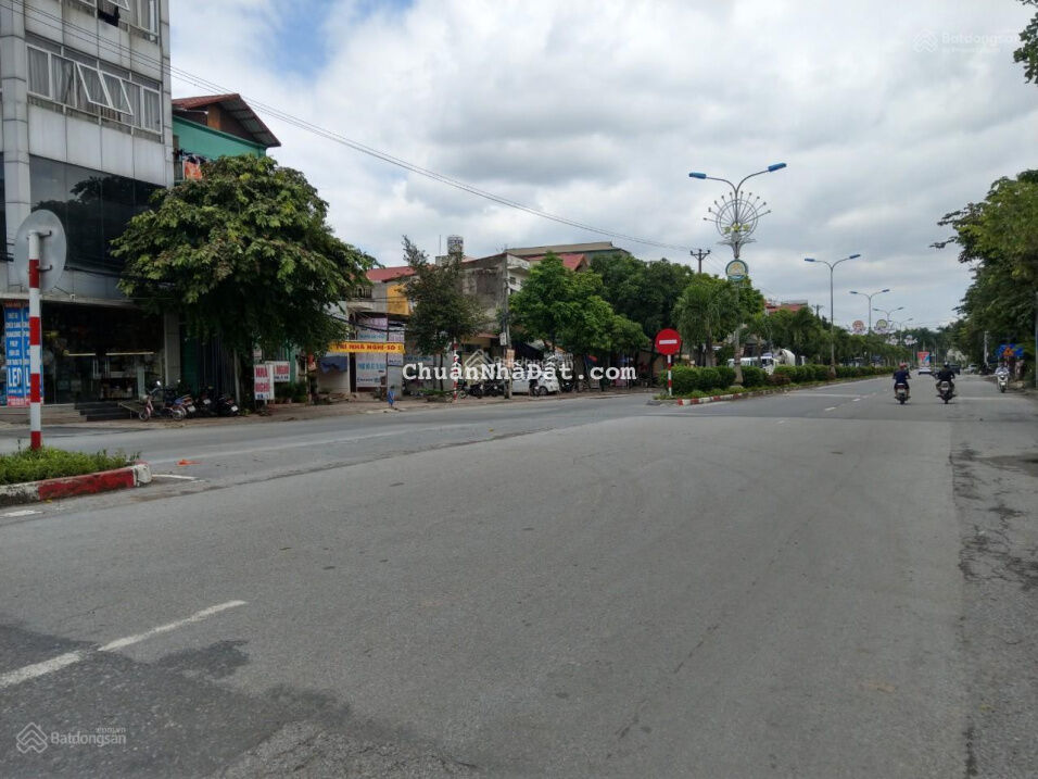 Chúng tôi cần bán nhà 2 tầng tại mặt phố Chùa Thông, thị xã Sơn Tây, Hà Nội