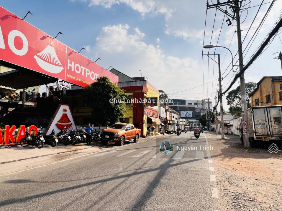 Nhà mới đẹp xây kiên cố 1T3L, mặt tiền KD, VP gần Vincom Thủ Đức, ngang 6m vuông vức, sân rộng ô tô Nhà mới đẹp xây kiên cố 1T3L, mặt tiền KD, VP gần Vincom Thủ Đức, ngang 6m vuông vức, sân rộng ô tô