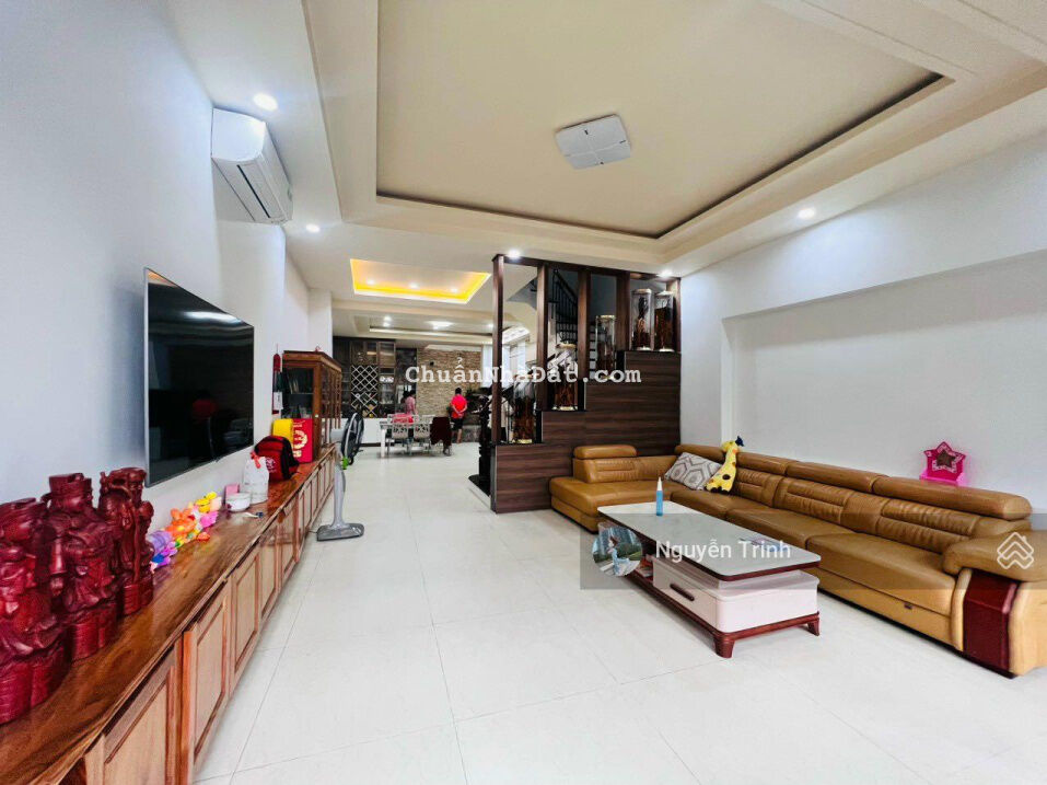 Nhà mới đẹp xây kiên cố 1T3L, mặt tiền KD, VP gần Vincom Thủ Đức, ngang 6m vuông vức, sân rộng ô tô Nhà mới đẹp xây kiên cố 1T3L, mặt tiền KD, VP gần Vincom Thủ Đức, ngang 6m vuông vức, sân rộng ô tô