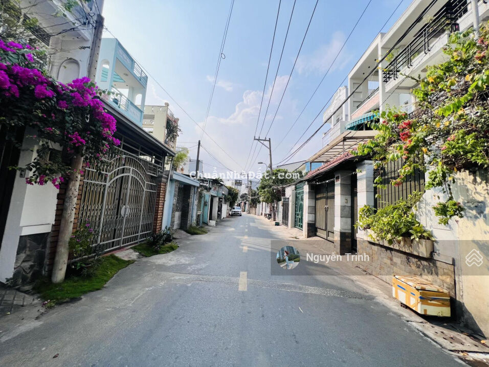 Nhà mới đẹp xây kiên cố 1T3L, mặt tiền KD, VP gần Vincom Thủ Đức, ngang 6m vuông vức, sân rộng ô tô Nhà mới đẹp xây kiên cố 1T3L, mặt tiền KD, VP gần Vincom Thủ Đức, ngang 6m vuông vức, sân rộng ô tô