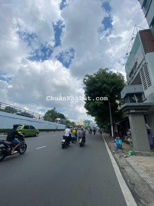 Hot! Toà nhà mặt tiền Lạc Long Quân, 5 lầu, thu nhập 300 triệu, 8mx20m, giá chỉ 200 triệu/m2 Hot! Toà nhà mặt tiền Lạc Long Quân, 5 lầu, thu nhập 300 triệu, 8mx20m, giá chỉ 200 triệu/m2