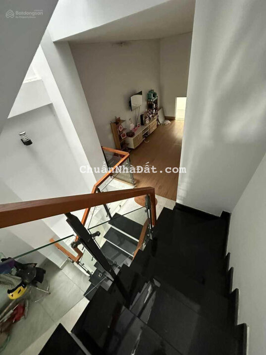 Bán nhà mặt tiền đường Tân Sơn, Phường 15, Tân Bình, 4 tầng, ngang 3.7x17.5m, giá chỉ 13. X tỷ