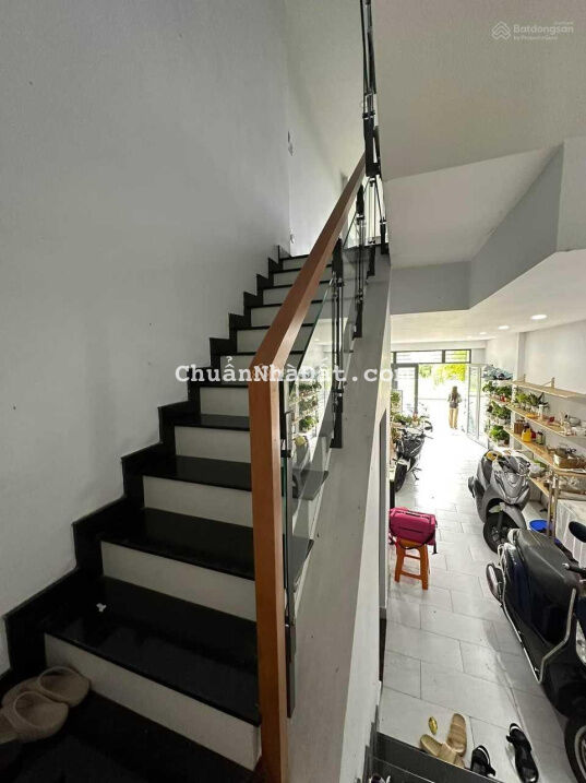Bán nhà mặt tiền đường Tân Sơn, Phường 15, Tân Bình, 4 tầng, ngang 3.7x17.5m, giá chỉ 13. X tỷ