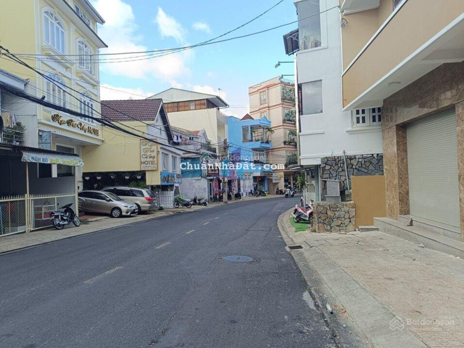 Bán nhà 3 tầng cách Hồ Xuân Hương 700m - mặt tiền đường chính - Đoàn Thị Điểm, P. 4, Đà Lạt